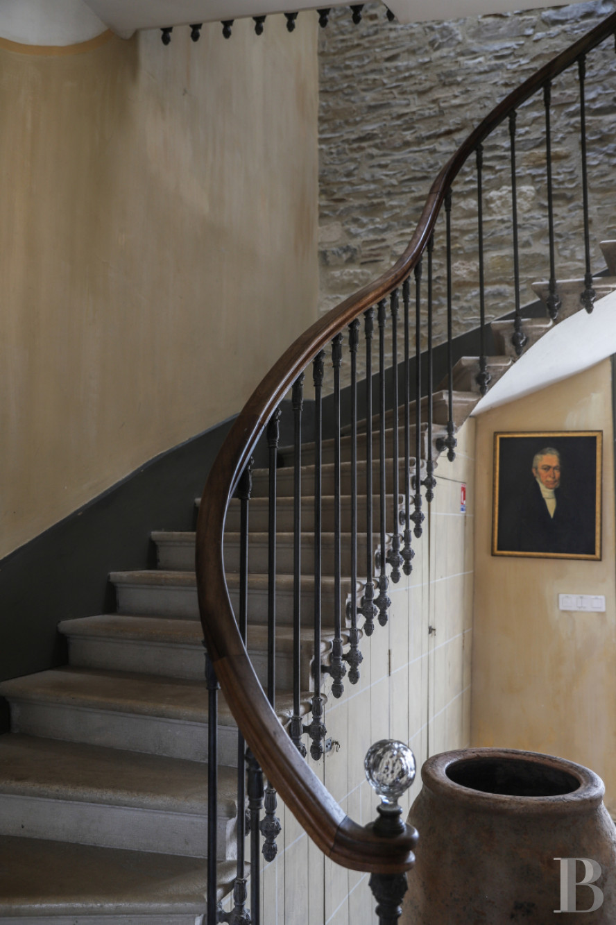 En Bourgogne, non loin de Vézelay, un château en bord de falaise surplombant l’Yonne - photo  n°17